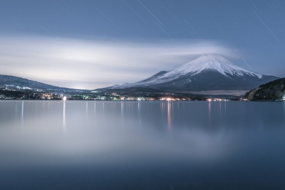 絶景日本 美しい日本の風景を撮る 山中湖からの富士山 降り注ぐ星と流れる傘雲 山梨県 絶景日本 美しい日本の風景を撮る 山中湖からの富士山 降り注ぐ星と流れる傘雲 山梨県